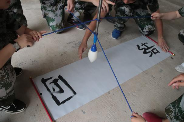 愛(ài)密特人團(tuán)隊(duì)在玩神筆馬良游戲 愛(ài)密特人團(tuán)隊(duì)在玩神筆馬良游戲