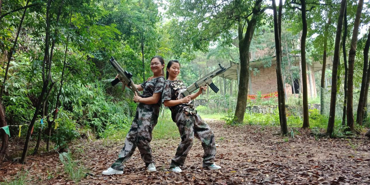 愛(ài)密特人團(tuán)隊(duì)玩真人CS野戰(zhàn)游戲 愛(ài)密特人團(tuán)隊(duì)玩真人CS野戰(zhàn)游戲